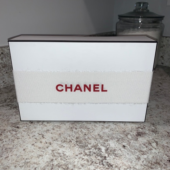 Chanel Gift Box - Picture 1 of 3